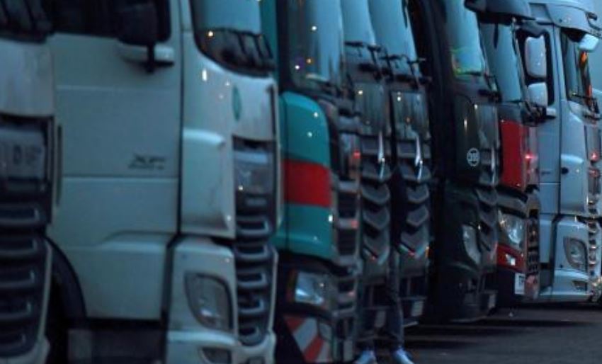 Varios camiones estacionados
