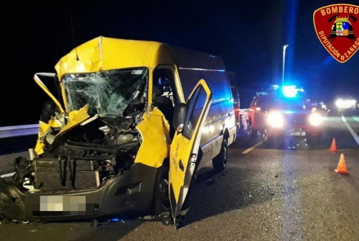 Imagen de la furgoneta al colisionar con un camión en la N-II