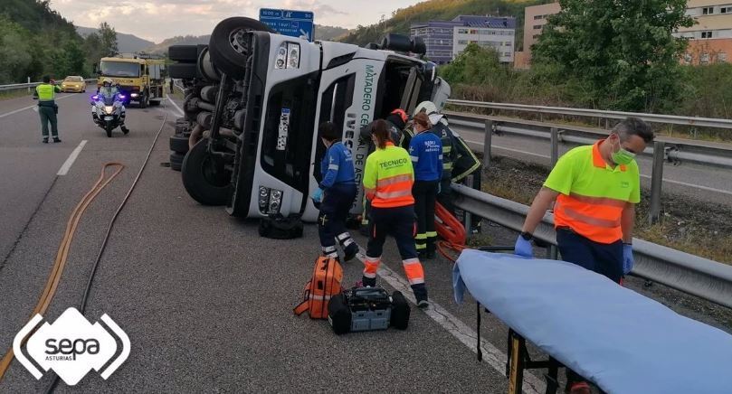 Imagen del camión volcado