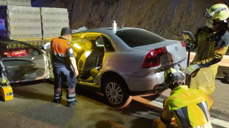 Imagen del turismo que colisionó contra el camión