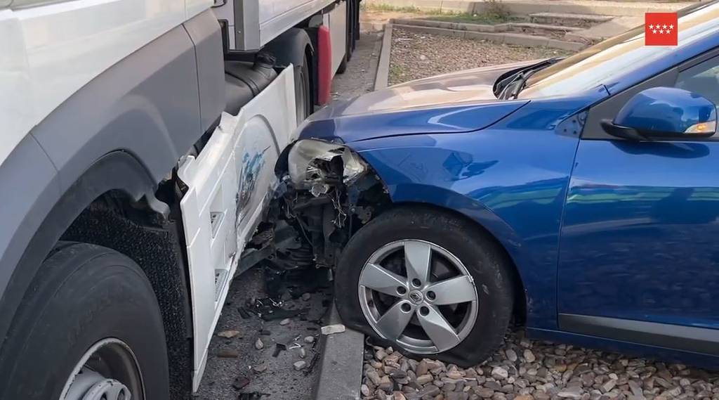 Uno de los turismos que ha colisionado con un camión