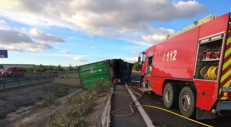 Imagen del camión volcado en la A-7