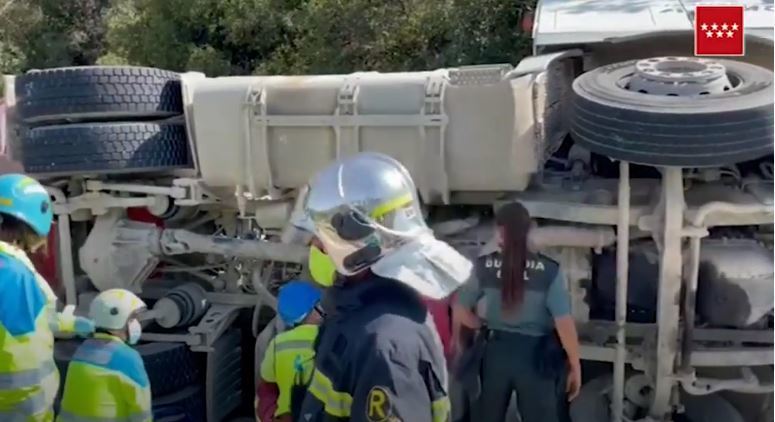 Imagen del camión volcado