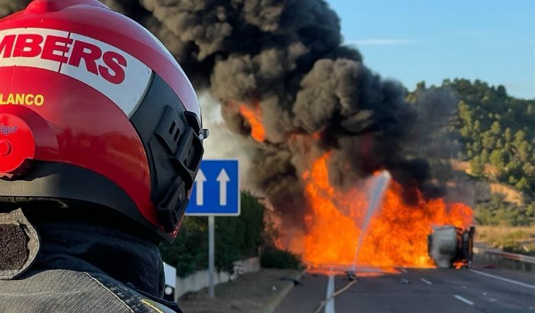 Imagen del camión incendiado