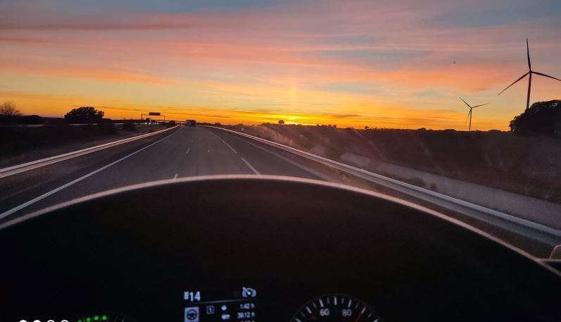 Imagen de la carretera desde la cabina del camión