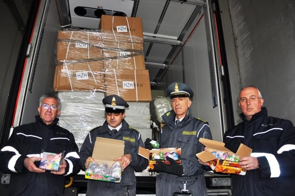 I prodotti contraffatti destinati a una società spagnola sequestrati a Brindisi (2)-2-2