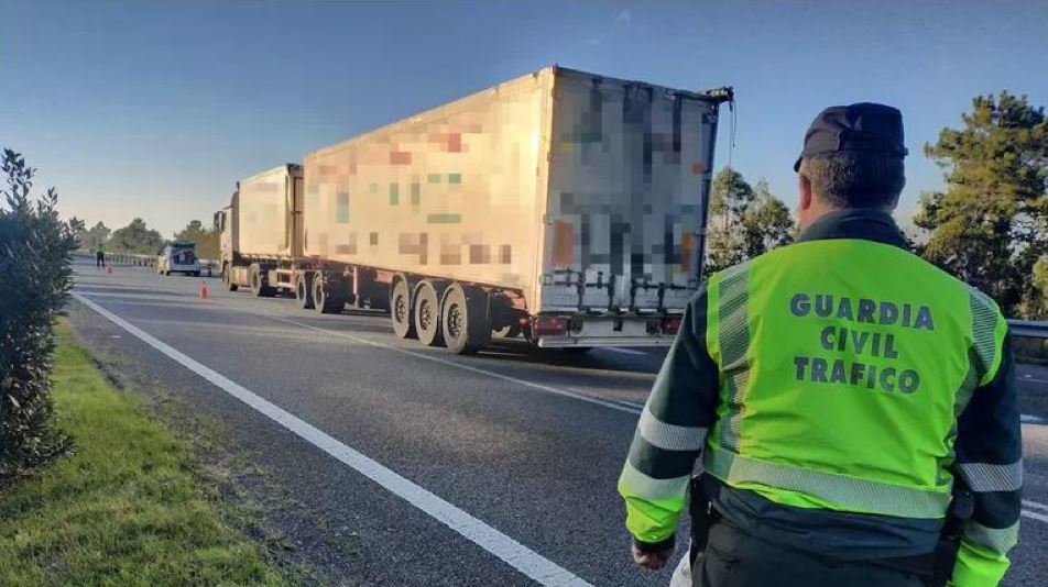 Un agente de la Guardia Civil con el megacamión de fondo