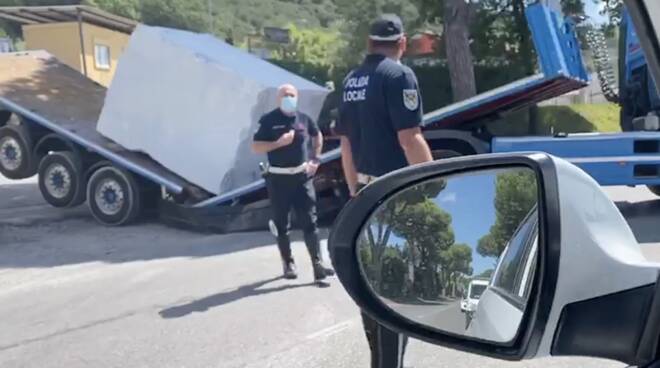 El camión roto en dos por un bloque de mármol.