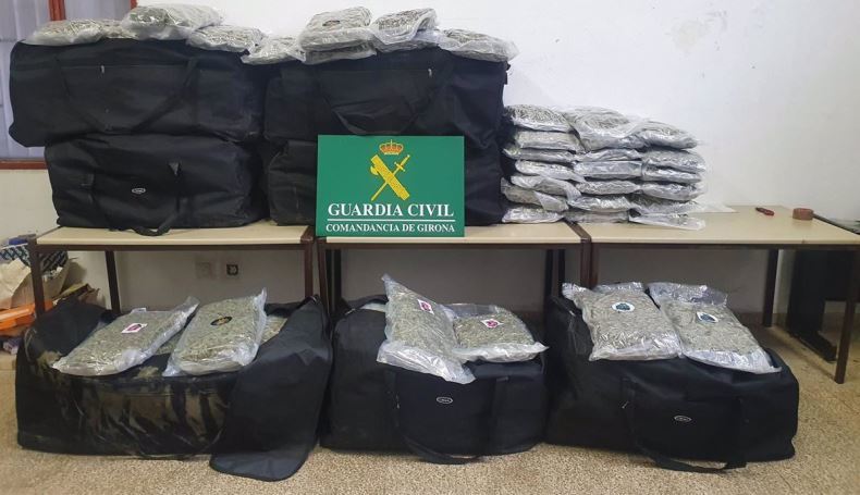 Imagen de la droga incautada por la Guardia Civil