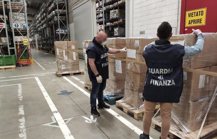 Imagen de parte de los productos ilegales incautados