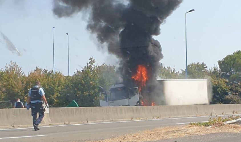 Imagen del camión incendiado