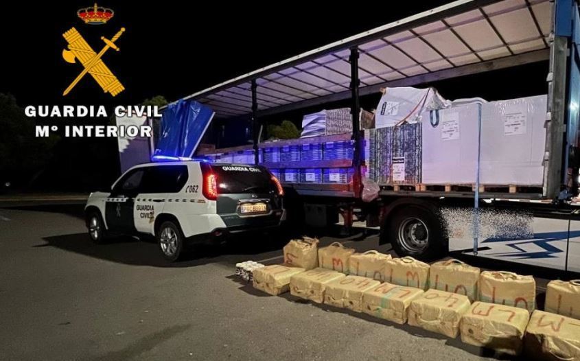 Camión y la droga interceptada por la Guardia Civil