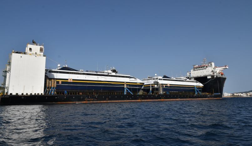 Imagen del semisumergible Red Zed 1 con los ferrys de Trasmapi