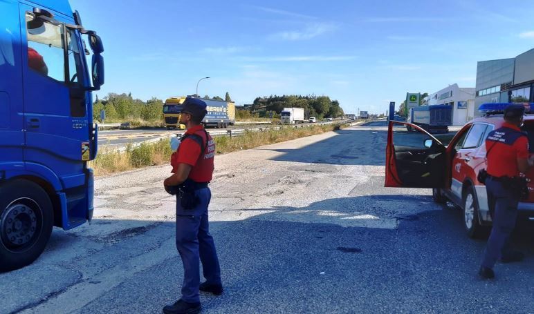 Imagen de los forales con el camionero multado