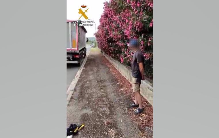 Imagen del camión inmovilizado y del camionero denunciado