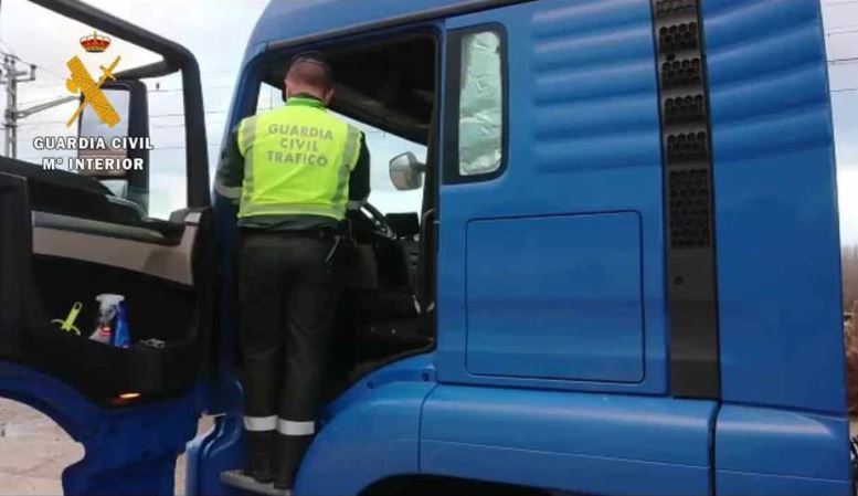 Agente de la Guardia Civil inspeccionando el camión