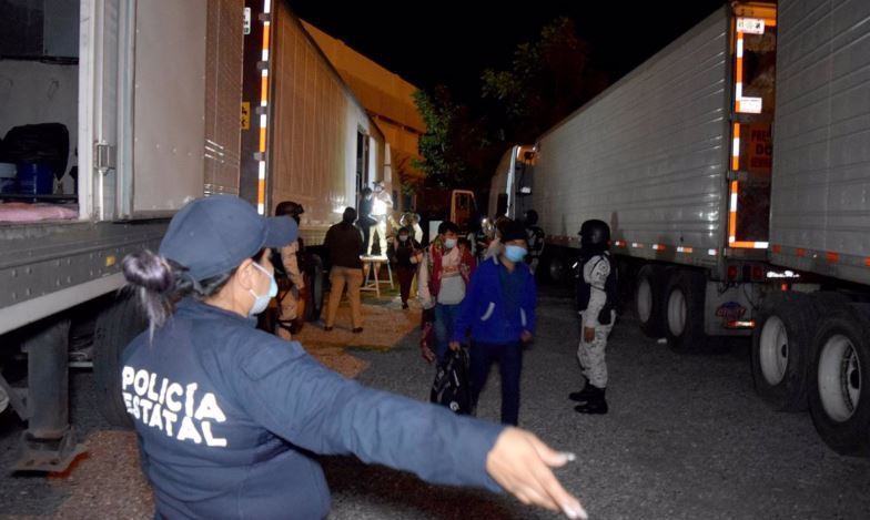 Imagen de archivo de migrantes interceptados en camiones
