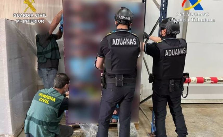Agentes inspeccionando el palé donde fue encontrada la droga