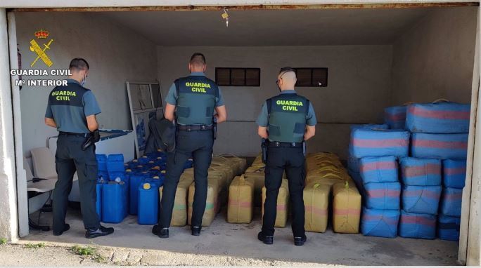Imagen del hachís y de las garrafas de gasolina incautadas