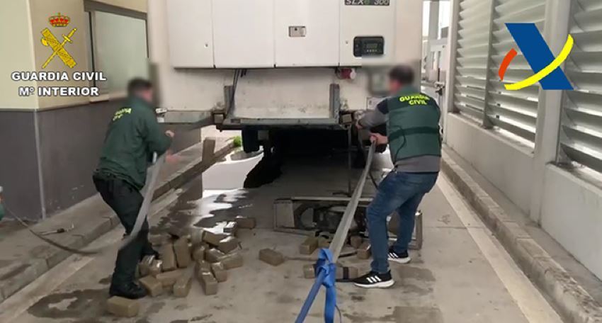 Agentes sacando el hachís oculto