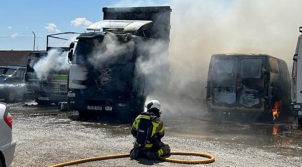 Bomberos sofocando el incendio
