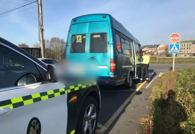 Imagen del autobús de transporte escolar interceptado en Ordes (A Coruña)