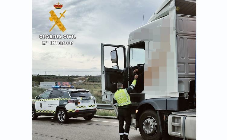 Imagen de un camionero denunciado por la Guardia Civil