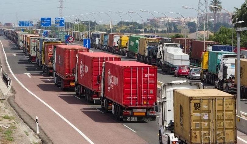 Varios camiones accediendo al puerto de Valencia