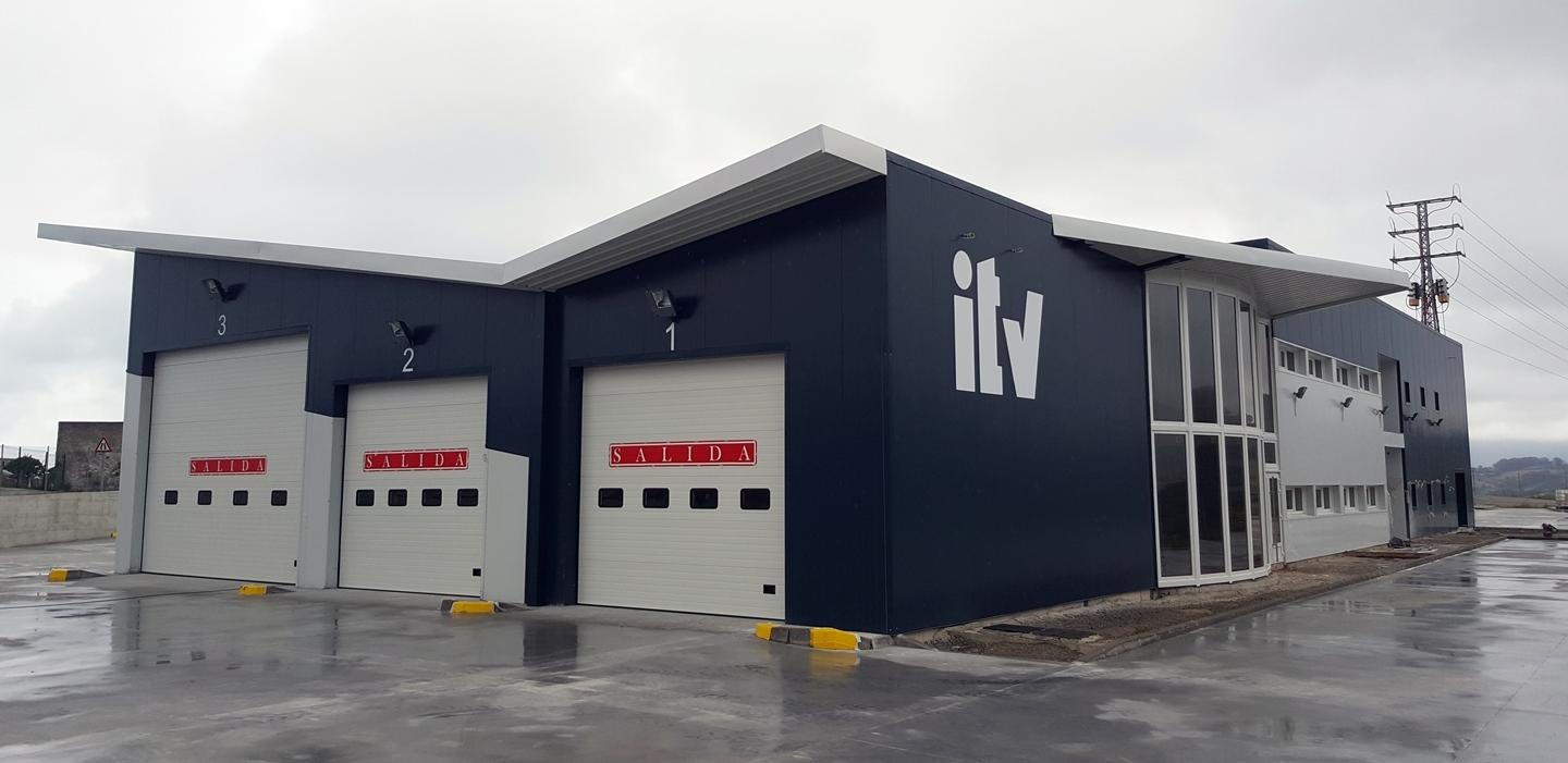  /></p><p> </p><p>Los dos principales puntos que pretende atacar el nuevo manual de procedimiento son las emisiones contaminantes y las nuevas tecnologías y sistemas de seguridad. Con la sofisticación de los vehículos y el aumento de los fraudes en cuanto a eliminación o manipulación de los sistemas anticontaminación, el nuevo reglamento pretende poner a disposición de las ITV herramientas más capaces para detectar anomalías, especialmente en los vehículos más modernos bajo homologación Euro 5 y Euro 6 donde FAP, NOx-Trap y sistemas SCR con AdBlue se han convertido en el enemigo a batir.</p><p>Sin señalar directamente al Grupo Volkswagen y su reciente escándalo de motores diésel trucados, durante estas jornadas también se pretende enfatizar el uso de sistemas más sofisticados de medición de emisiones para detectar anomalías en las propias inspecciones, ya sea por fallo puntual, o por manipulación premeditada como ha sido el caso del Dieselgate. Parece bastante obvio que el enemigo a batir son las partículas y los NOx, por lo que no te recomendamos este dossier sobre emisiones para comprender cómo hemos llegado hasta esta situación.</p><p><img data-src=