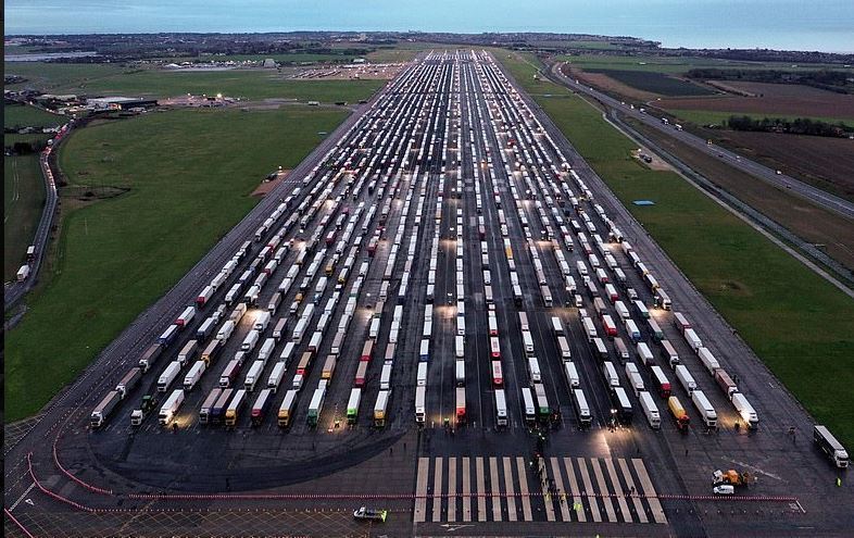 Imagen de camiones aparcados en Kent