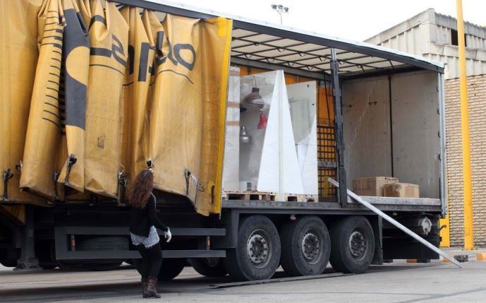 Begoña Urmeneta corriendo la lona del camión