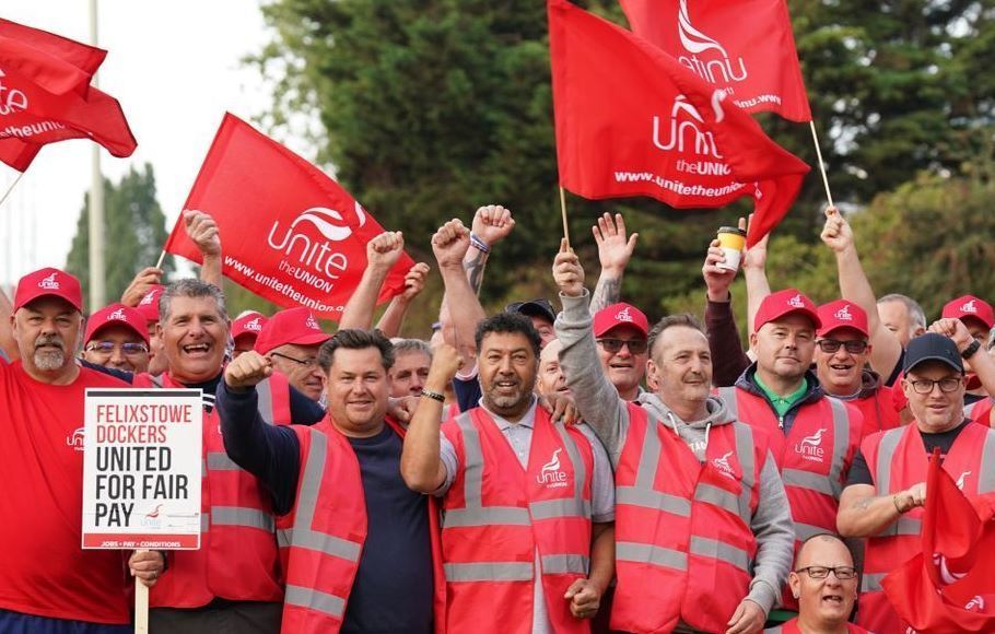 Imagen de la huelga de los trabajadores del mayor puerto del Reino Unido