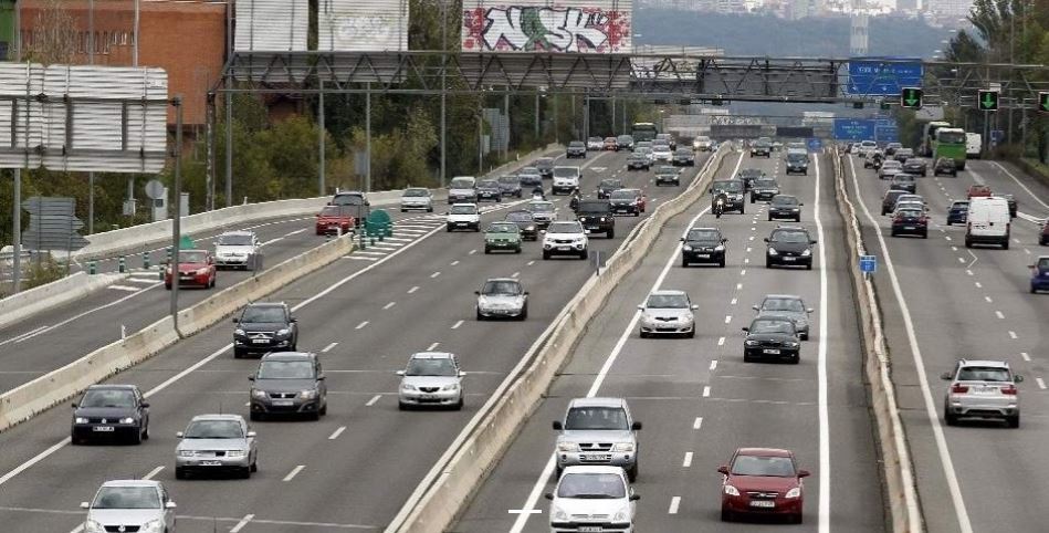 Vehículos circulando por una carretera