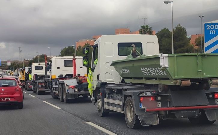 Marcha lenta de camiones y vehículos