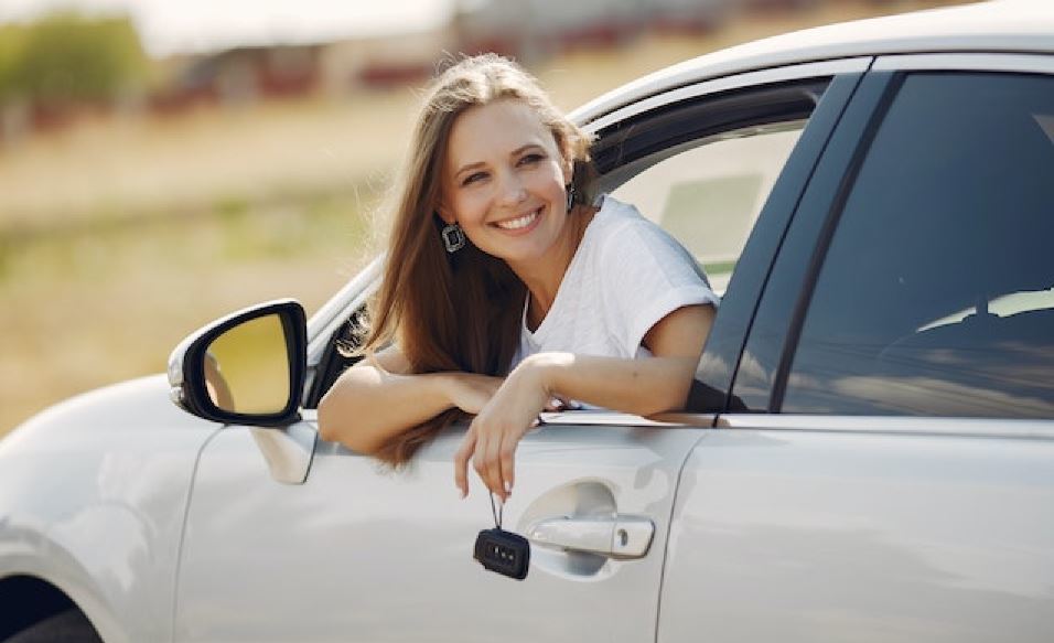 Una mujer al volante de un coche