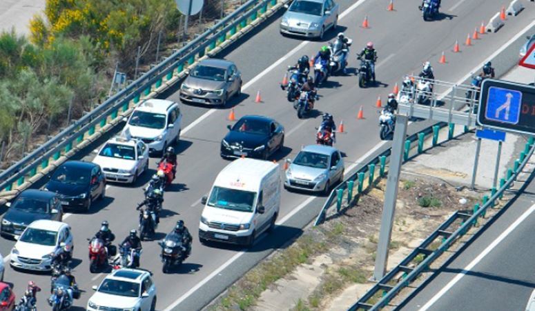 Imagen de una carretera con gran afluencia de motoristas