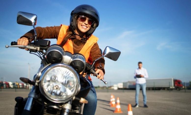 Una alumna examinándose del carné de moto