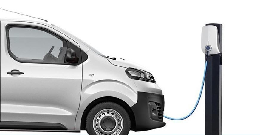 Recarga de una furgoneta eléctrica