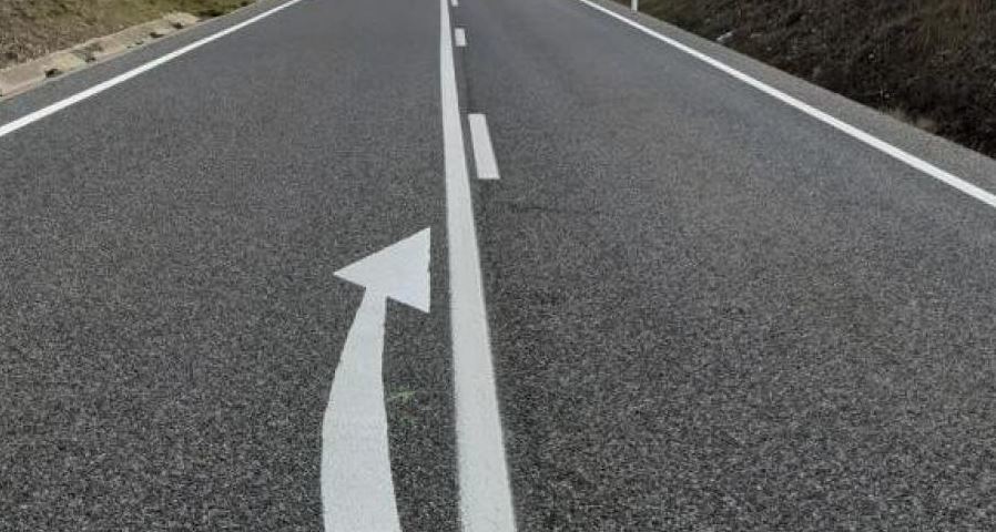 Marca vial en una carretera