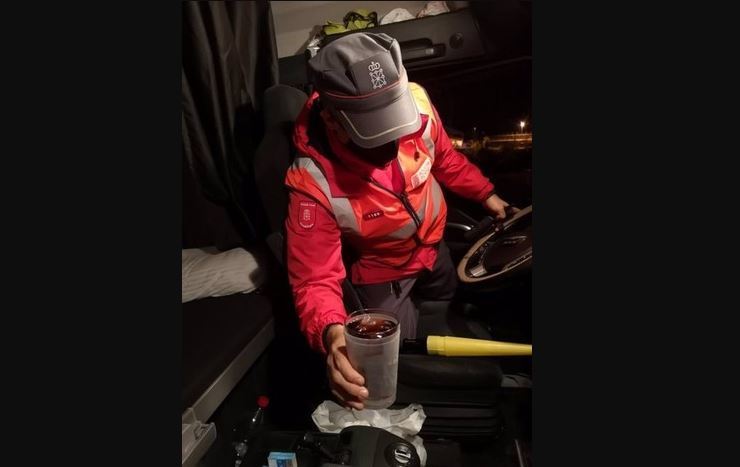 Imagen de un agente de la Policía Foral con el cubata que llevaba el camionero en la cabina