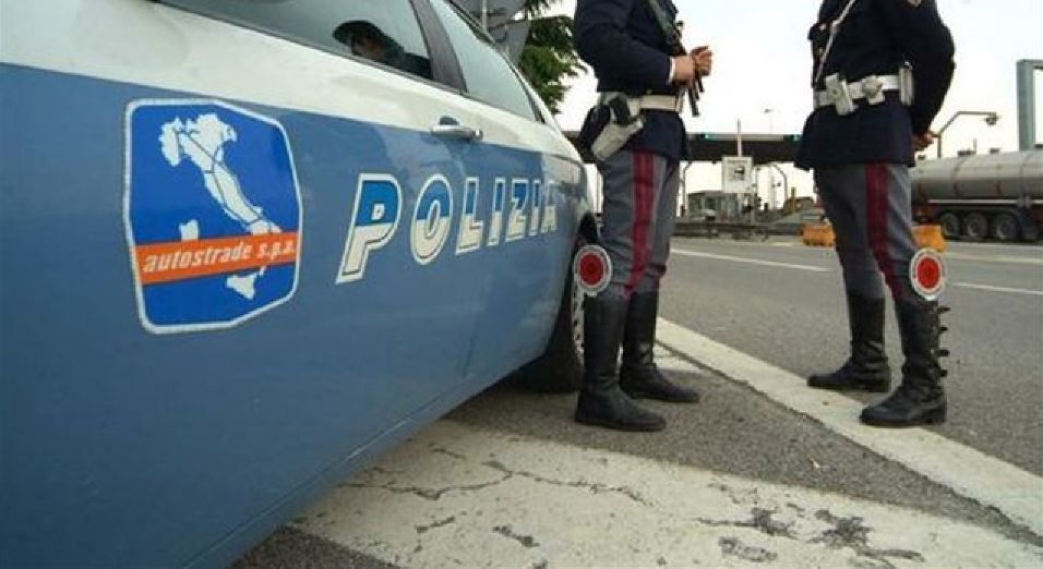 Dos agentes de policía italiana