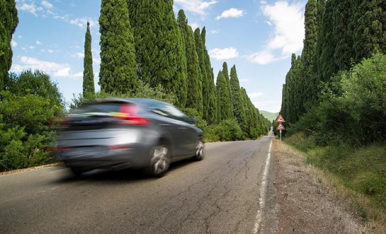 Imagen de un coche en carretera