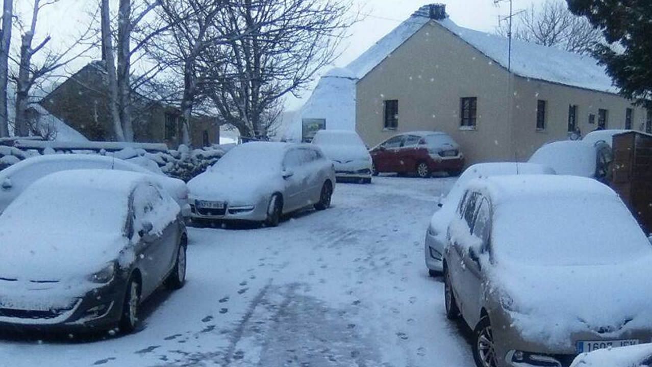  /></p><p> </p><p>Los quitanieves también trabajan en Navia de Suarna (con un espesor de nieve de entre cinco y 10 centímetros) y mayor fue la nevada en O Courel (de 10 a 15 centímetros de espesor).</p><p> </p><p><img data-lazyloaded=