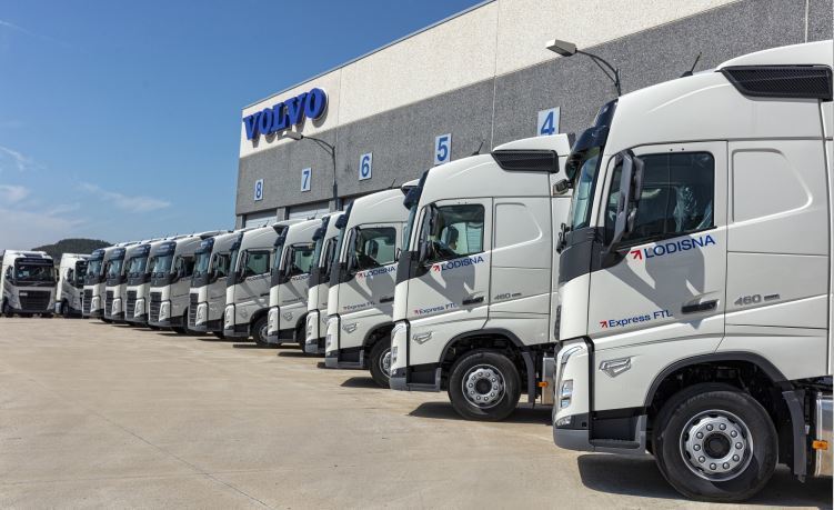 Imagen de los nuevos Volvo FH entregados al Grupo Lodisna