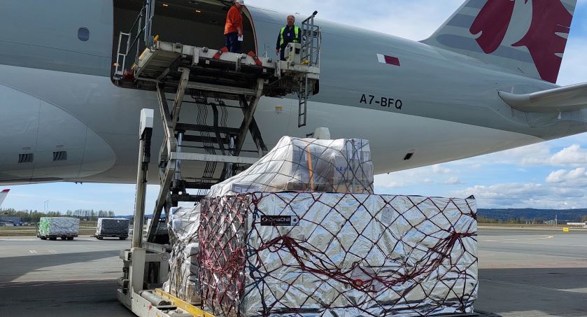 Imagen de un avión de Qatar Airways Cargo con salmón de Noruega