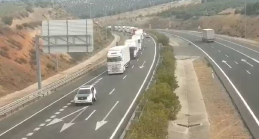 La Guardia Civil escolta a convoyes de camiones de mercancías para evitar los piquetes