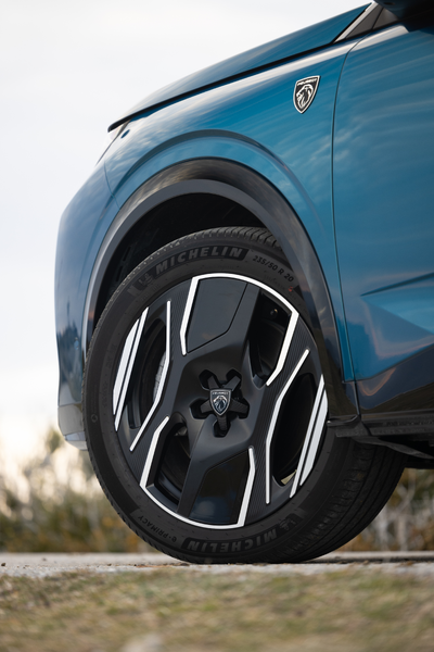 PEUGEOT e-3008 EQUIPPED WITH MICHELIN E.PRIMACY