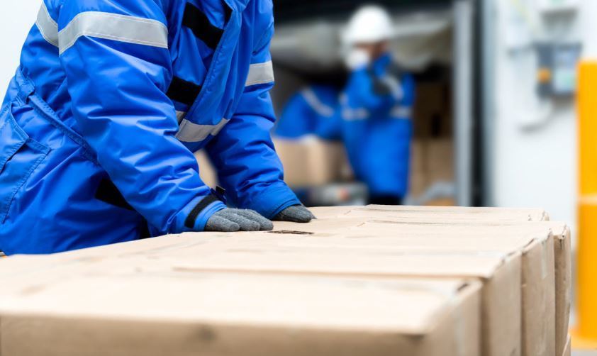 Un trabajador de la logística del frío