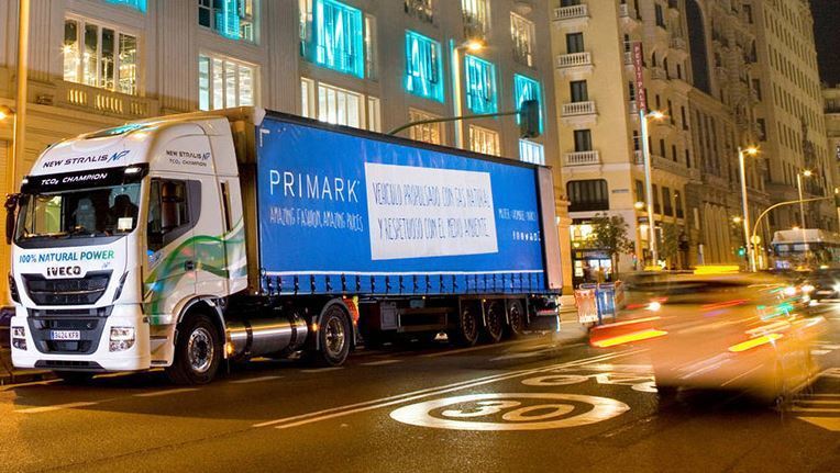 Un camión Iveco Stralis de Primark para reparto en Madrid