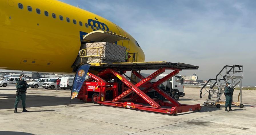 Imagen de la carga del avión con ayuda humanitaria